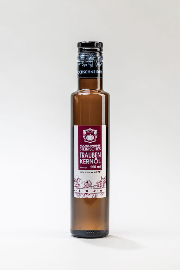 Eine braune Flasche mit Traubenkernöl und einem Etikett von Kochschneider vor weißem Hintergrund