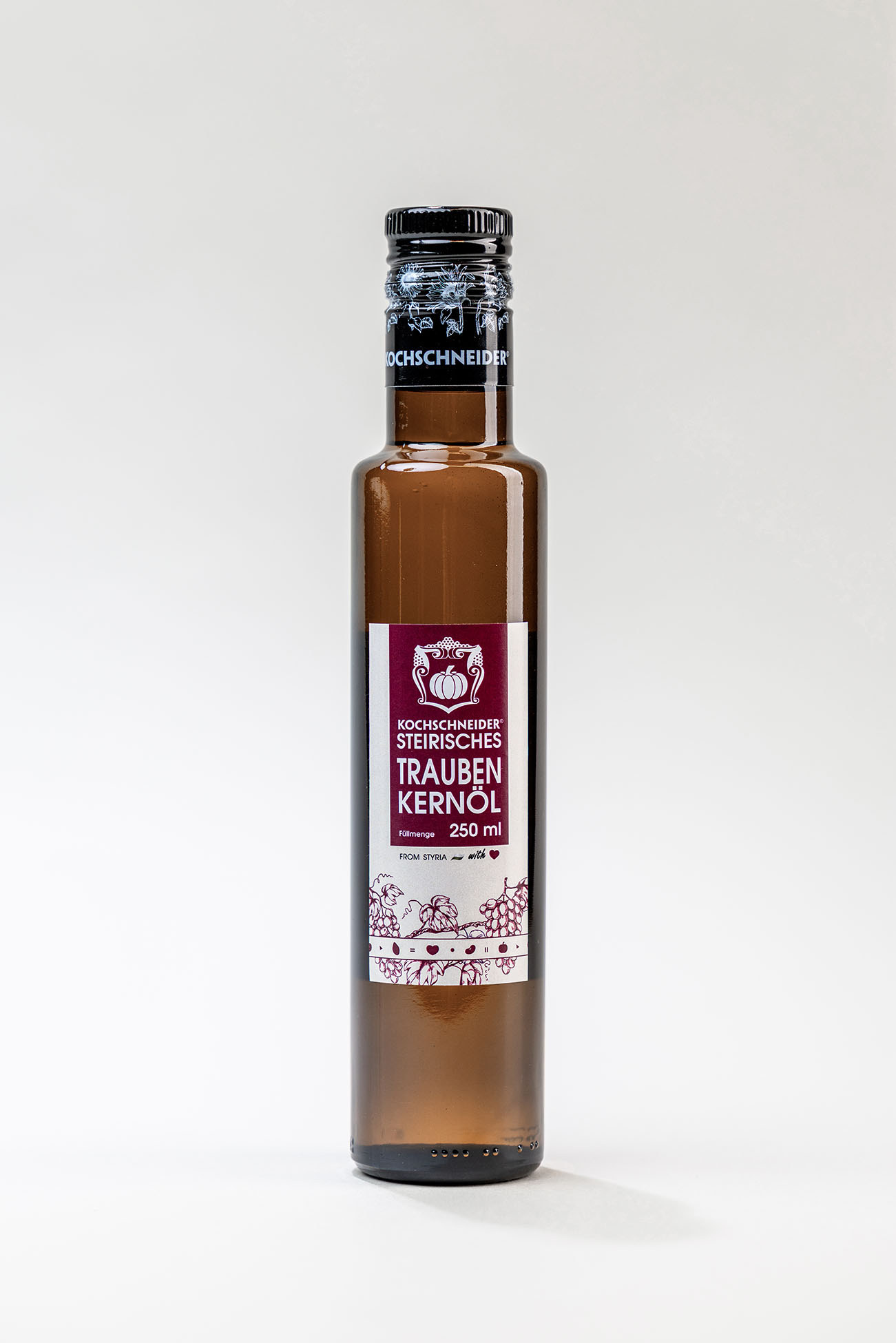 Eine braune Flasche mit Traubenkernöl und einem Etikett von Kochschneider vor weißem Hintergrund